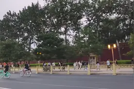 晚上去天安门看夜景，由于封道