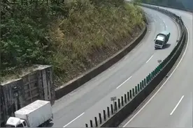 自动挡下长坡怎么走#带你懂车 #说车聊车 #每天一个用车知识 #汽车知识视频封面