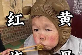 小潘这个傻瓜，钱掉了都不知道，后面又要跑回来找#吴康 #农村生活视频封面