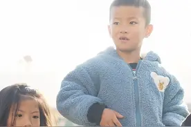 重庆市蓝天救援搜救犬功勋“闪电”与甘肃震区小朋友超暖互动#助力蓝天应急救援 #dou爱送温暖 #重庆蓝天救援队#重庆#搜救犬闪电视频封面