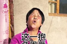 农村夫妻版唱同桌的你 这就是农村人的生活，怎么开心怎么过，夫妻版唱的同桌的你看完记得点红心哦！#同桌的你 #农村夫妻快乐生活 #夫妻对唱情歌 #一首歌带你回到童年 #对口型唱歌视频封面