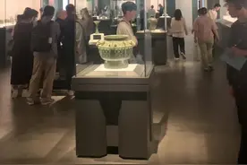 各大博物馆镇馆之宝 我一般来到一个城市旅游，最喜欢去的地方有两个，一是博物馆，二是最普通的胡同，比如当地老百姓吃早餐的小店，这两个地方有什么共性呢？就是真实！我感觉世上就两种东西，一个是最原始的呈现，另一个就是演绎，其实我们平时接触到的，大多数都是演绎出来的，而我现在更愿意去看未经演绎的原件！所以我特别喜欢去博物馆，去看文物！这些文物真正记载着历史和真相！一般国家级、省级的博物馆，都是有镇馆之宝的，包括一些市级博物馆，比如我过两天要去的洛阳博物馆，我也蛮期待的！听故事不如看实物，并且博物馆都是免费的，绝对是最值得去的地方！#历史 #博物馆 #上海博物馆 #文物 #故宫视频封面