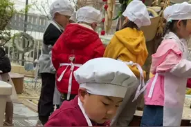 这样的幼儿园估计宝宝们都喜欢上，又能快乐玩还能学到很多劳动本领和技能，返璞归真，注重实践，这才是幼儿园该教的#让宝宝享受探索世界的乐趣 #幼儿园里欢乐多 #我是小厨师视频封面