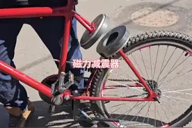 小伙竟然利用两块磁铁制作成磁力减震器，简直太有创意了！视频封面