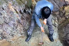 改造山泉水第五天，今天把出水口地面搞平了也把山泉水周围也搞了#记录真实生活 #每天都记录我的农村真实生活日常 #我的乡村生活 #新农人计划2024 #没有天生的好命只能奋不顾身努力视频封面