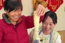 炸薯塔 旅游景点火爆美食炸薯塔，自己在家里也可以做啦，酥脆美味，小朋友特别喜欢吃，旋风薯塔的家庭做法分享给大家，有时间可以尝试做下。#炸薯塔