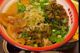 丹东街头偶遇土豆泥拌粉，十多种配菜随便加太过瘾了！#街头美食 #土豆泥 #土豆泥拌粉 #土豆泥拌面 #街头小吃视频封面