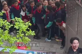 “百子送福！”新人结婚遇小学生放学，孩子们一起送上祝福#百子送福视频封面