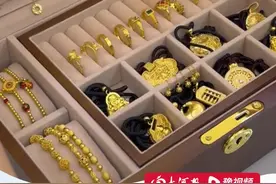 金价下跌多家银行提示贵金属风险，网友感叹果然我一买就跌，27岁女生攒了77万黄金，你觉得金价还会继续涨吗？#金价下跌 #黄金视频封面