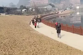 打工回来过年的年轻人，千万别大手大脚的花钱，想想你家里的父母，有时候为了挣那几十块100块钱，风吹日晒起早贪黑的🈶时都顾不着吃好，所以年轻人们回到家多陪伴父母和孩子少打牌。#话粗理不粗句句大实话 #农村大实话视频封面