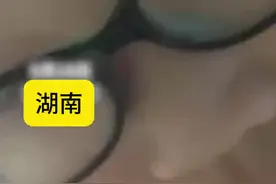 男孩想念已经离世的妈妈，于是打视频给了像妈妈的二姨。#感人瞬间视频封面