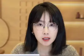 甲亢哥刷屏热搜！我们为啥要关注一位美国网红？ #甲亢哥在成都逛宽窄巷子 #甲亢哥被火锅辣到弹飞 #甲亢哥中国行传播效果为什么好 #甲亢哥打卡中医馆 #广电V光 @抖音短视频视频封面