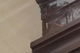 弧形线条门怎么切呀？😂 弧形造型地台怎么切？老铁们分享一下技巧呗？每次来李叔家贴砖都特别开心😁！因为有好吃😋哈哈#瓦工 #施工现场实拍 #贴砖 #装修 @王师爱贴砖日常 #装修细节 @抖音短视频 @DOU+小助手视频封面