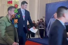 一直认为#姚明 身高没人超越的，今天看完这才发现，原来比他高的还有几位，让我们看看都有谁吧，来自12位身高超2米以上的巨人，最后一位高达2.42厘米，成为世界第一人#张俊才视频封面