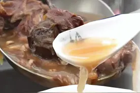 木棉花汤，广东妈咪在春天都会煲的一个汤。煲汤简单，学习回去暖一下胃#顺德潮哥 #木棉花的春天 #春日好食光 #我是美食创作者视频封面