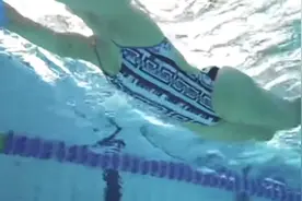 蝶泳正确的躯干海豚波浪发力以及扶板打腿的要点视频封面