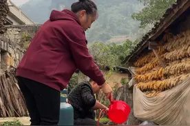 看完这个视频你们还不会做油辣椒只把肉带来我帮你做咯😂😂😂#记录我的生活 #秘制辣椒油 #腊肉油辣椒的做法 #新农人计划2024 #无辣不欢