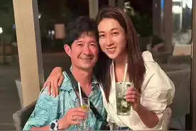 看着钟嘉欣幸福的样子，硬是把她老公看顺眼了。她老公是加拿大的医生，脊椎治疗师，在国外可是妥妥的现金流，靠谱又稳定，还不会破产。嫁对了人，从脸上的笑容就能看出来，真的很幸福#钟嘉欣视频封面