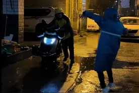 每天晚上10点多都会发信息让他回来。怕他疲劳驾驶，昨晚一直不回我消息 ，急得我在门口都站不住了。见到他的那一刻，看到他一身的泥泞，不忍心责怪，只有心疼。撑起一个家不容易，我的老公，你已经很努力了，难为你了#脑瘫儿加油 #记录真实生活 #一起加油的夫妻视频封面