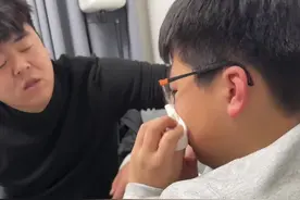 二婚带孩子嫁给头婚以后生了二胎 老大感觉所有人都忽略了他 以前性格开朗但现在明显感觉到他不开心 好像从有了老二以后 他就不怎么爱笑了 开始变得沉默寡言 虽然不是亲生的 但却是从小养大的 所以老大有什么话都愿意跟他爸爸沟通 在可乐心里他就像亲生父亲一样 比我更了解孩子 陪伴孩子的时候更多 在孩子心里谁爱他他就爱谁 亲情不止血缘还有爱和陪伴#二婚 #二婚家庭 #二婚嫁给头婚的他 #继父 #二婚的生活视频封面