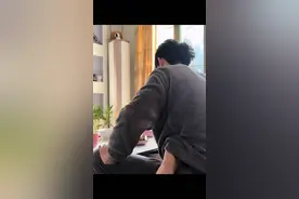 我遇见一个女孩 她总爱玩抽象 可没人知道她抽象的背后是压抑许久的情绪 她很天真也很敏感 有时疯疯癫癫 有时安安静静的坐在座位上不说话 她不需要在我面前故作坚强 她可以脆弱 甚至可以流眼泪 在我这里她不用做体面的大人 她可以像小孩那样闹脾气 我的存在就是为了能随时让她有所依靠 也能让她看到自己原本最真实的模样 我们都不是完美的人 我爱她虽然她总是赖床 总是很晚才睡 说话也总是拽拽的 但是脆弱的一句话 就能让她不开心一整天 虽然她总爱说气话 但我从没放在心上 我爱她的明媚 也爱她的不完美 我爱她放肆的大笑  也爱她如天气多变的情绪.@YangGuiXin.