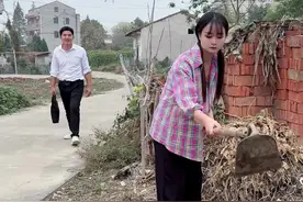 老家房子拆迁补偿了200万，补偿款下来后父母全部给了儿子，一分也没留给嫁出去的女儿，儿子瞒着父母偷偷跑来自己姐姐家，把姐姐的那一份亲手交到姐姐手上，弟弟对姐姐说道：“虽然你嫁出去了，但你依然是我的亲姐姐，这钱有我的一份就必须有你的一份！我们永远都是一家人！”姐姐接过钱的瞬间忍不住哭了.#亲情#暖阳欣小丫 @欣小丫•K99 @卢小齐K99视频封面