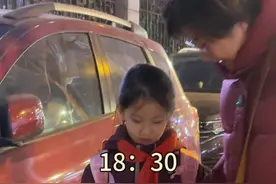 和蜜蜜商量 姐妹们，你们的孩子都是在公立学校还是私立学校？我们这代人从小都是公立学校长大的，现在有了私立学校。以前我一直觉得：再苦不能苦了孩子的教育，男孩子学习不好还有很多机会闯出自己的一片天，女孩子最有保障的就是学有所成，不要求孩子大富大贵，就希望她一生平平安安有稳定的收入。所以我愿意尽自己最大的努力给孩子最好的教育，让孩子能选择自己喜欢且擅长的专业，有一技之长安身立命，平安健康快乐，就是我最大的心愿。  最后，妈妈想告诉你们：女儿啊，你不一定非要长成玫瑰，你乐意的话，做茉莉，做雏菊，做千千万万朵无名小花都可以！#日常vlog #养儿育女 #懂事的孩子 #私立学校好还是公立学校好 #一切为了孩子 @强哥姐姐静姐大姑姐视频封面