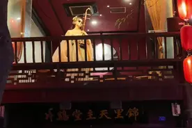一把子接住了汉服蹦迪，评论区队形靠你们了。 #礼乐崩坏 #汉服摇子申请出战  #民乐燥起来有多帅 #民乐dou破次元壁 #民乐还能这么玩儿视频封面