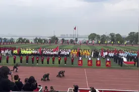 退伍军人重返大学校园，运动会开幕式上展示军人风采，帅呆了！视频封面