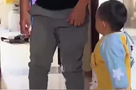 宝宝打了爸爸一巴掌，爸爸对着奶奶告状，随后宝宝的反应亮了。#萌娃 #家庭趣事视频封面