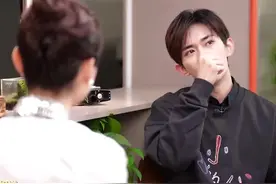 “好想抱抱他”千玺就是一个共情力强的善良宝宝啊😭 每次见到现实的刘春和的时候 都好感动😭😭千玺宝宝就是演技好共情力还强还感性善良 我说大点声怎么了呜呜呜呜🥹希望每一个刘春和都可以被善待……希望小小的我爆爆爆火🔥！啊啊啊冲呀..🥺#易烊千玺 #电影小小的我 #超有爱 #醋酸遇玺变甜 #fyp 😭😭😭🥹🥹🥹视频封面
