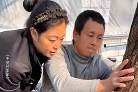 男子两年前意外高位截瘫，妻子不离不弃，和婆婆一起照顾他，鼓励他，帮他做康复训练，他感慨的说，我要感谢我生命中最重要的两个女人，如果没有谢谢妈妈，我可能活不到现在，加油！#愿我们2025都得偿所愿 #不觉已中年视频封面