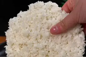 把剩米饭放到滚汤的开水里，头次见这种做法，不到10分钟， 轻松做出酒店的招牌美食，一锅卖到128，真的是太香太好喝了 #妈呀太香了  #剩米饭的神仙吃法 #砂锅粥  #海鲜粥#舌尖上的抖音视频封面