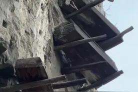 绝壁之上悬挂距今2千多年的几百具棺椁，连地震都不能让其脱落，堪称世界一绝！ #热门 #悬棺 #旅游攻略 #僰人悬棺 #旅游推荐官