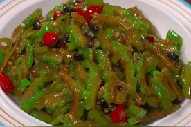 以后在家炒苦瓜千万不要直接下锅炒，这样做的家常苦瓜清脆爽口还不苦，好吃又下饭#苦瓜 #家常菜视频封面
