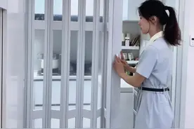 想要做开放式厨房又想通燃气，二百多的PVC折叠门了解一下。立省几千块。这是我熬夜刷抖音学到的，分享给你们。一定要提前问一下当地的燃气通气政策。每个地方不一样的。#开放式厨房 #折叠门 #新家入住 #装修避坑 #厨房推拉门视频封面