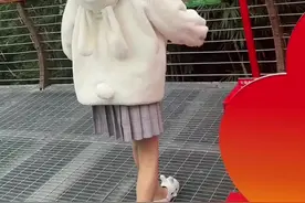 大伙儿看了这个视频，开头她无缘无故被我这样开玩笑很过分，但是最近这种私信太多了，只是为了希望骂她的人也能感受得到，糖花只是个小女孩和她没关系