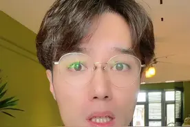 都不容易就别拿别人的不易撒气了 都不容易就别拿别人的不易撒气了，店员可以服务你但没义务惯着你。#manner #上海Manner男店员殴打女顾客 #店员向顾客泼咖啡视频封面