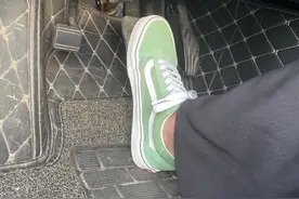 在长下坡路段，发现刹车失灵的紧急避免技巧。