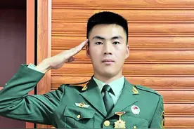 退役九年了，战友你们的春秋常服还能穿上不！还能控制自己的体重不！你们过的还好不！#八一建军 #退伍不褪色视频封面