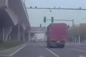 抢绿灯的货车撞上闯红灯的摩托车 红绿灯前减速慢行 切勿争分夺秒（郭）视频封面