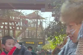 25岁就拥有2米32的身高#万岁山巨人 #圆你一个武侠梦 #整条街最靓的仔 #新疆巨人视频封面