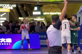 前CBA球员“大熊”李原宇的一次背身单打，虚晃后转身抛投打中#背身单打 #虚晃转身 #抛投 #低位单打 #李原宇视频封面