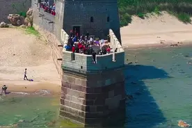 原来长城的尽头竟然在大海里 位于现今河北省秦皇岛境内的山海关5公里处，不得不佩服秦始皇的魄力，举全国之力修建护国长城，护卫着后世子孙的安宁。#旅行推荐官 #山海关老龙头 #长城视频封面