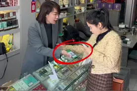 女子录商店付款码去消费，被老板娘当场抓住！#烟酒店#反诈骗宣传视频封面