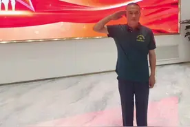 #上热门 内蒙人口不多，兵员却不在少数，仅1977年包头一地就有上千名热血青年投身38军。我的首任班长便是其中的一员。 包头是座美丽的边塞城市，与蒙古国接壤，还是东汉末年名将吕布家乡。这里民风淳朴，风景如画，尤其是世界仅有的城中草原，让我流连忘返，印象深刻。 #内蒙包头#38军战友联谊会#把酒倒满#城中草原。视频封面