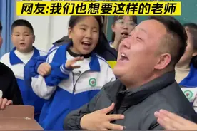 #内蒙古 #通辽 一数学老师课间带同学们唱歌走红 同学们充当最佳气氛组笑魇如花陶醉其中 网友:我们也想要这样的老师 #歌声优美动听令人陶醉视频封面