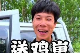 今天去村里给大爷大娘送鸡仔了，因为他们好多岁数都很大了，有的还身体不好，受过伤，没有啥收入，  这些鸡崽送给他们，还能增加点收入。#记录我的农村生活 #老人不易善待老人 #助人为乐 #帮助需要帮助的人 #小鸡仔 @永乐影姐 @抖音热点 @抖音短视频 @抖音创作者中心