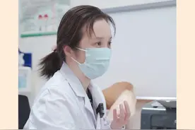 74 岁爹爹恐惧化疗想放弃，医生：可以单药化疗 10 分钟 #化疗 #肺癌晚期 #门诊故事 #董晓荣 #医疗健康创作训练营