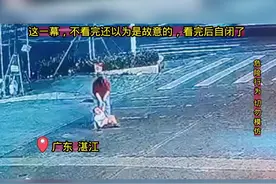 无语了，小孩哭闹不走躺马路上，女子愤而离去，接下来肠子都悔青#社会百态 #监控下的一幕 #危险瞬间